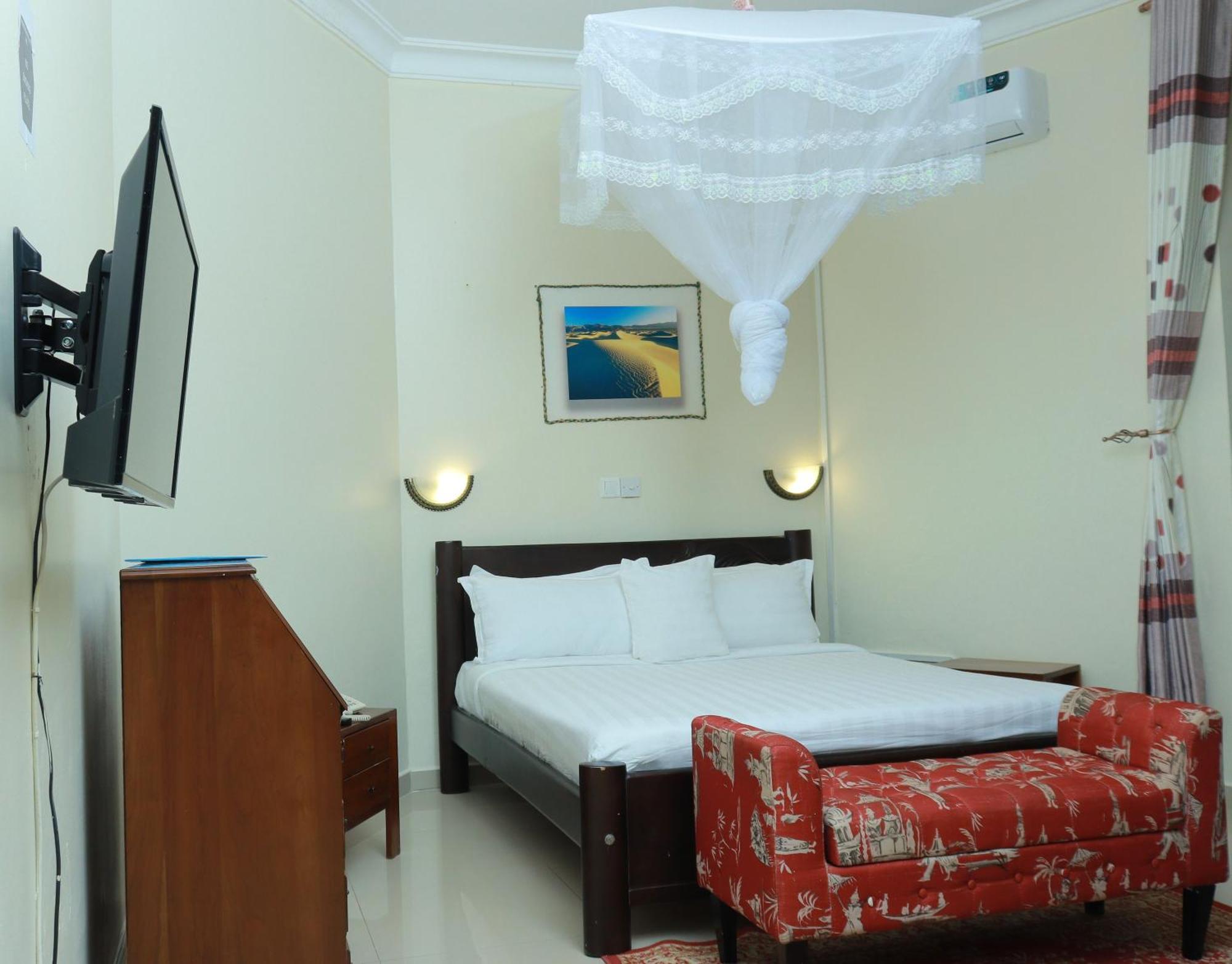 Mowicribs Hotel And Spa Entebbe Exterior photo