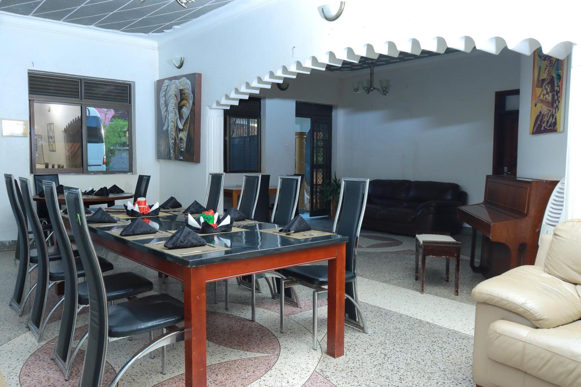 Mowicribs Hotel And Spa Entebbe Exterior photo
