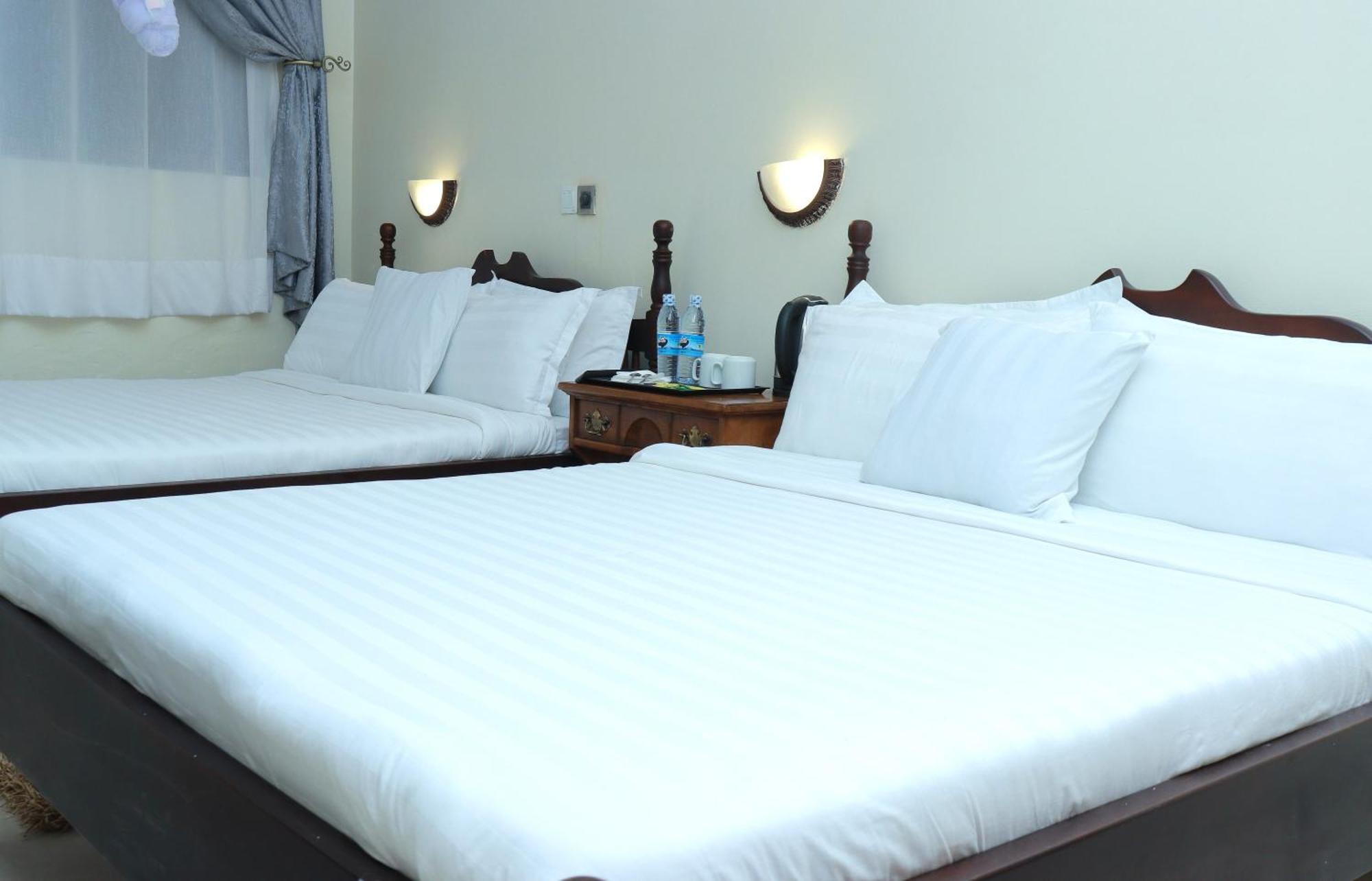Mowicribs Hotel And Spa Entebbe Exterior photo