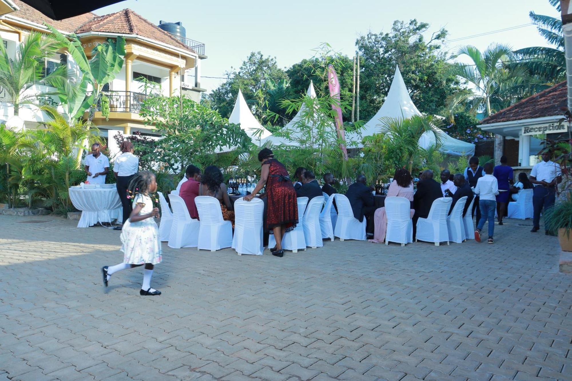 Mowicribs Hotel And Spa Entebbe Exterior photo