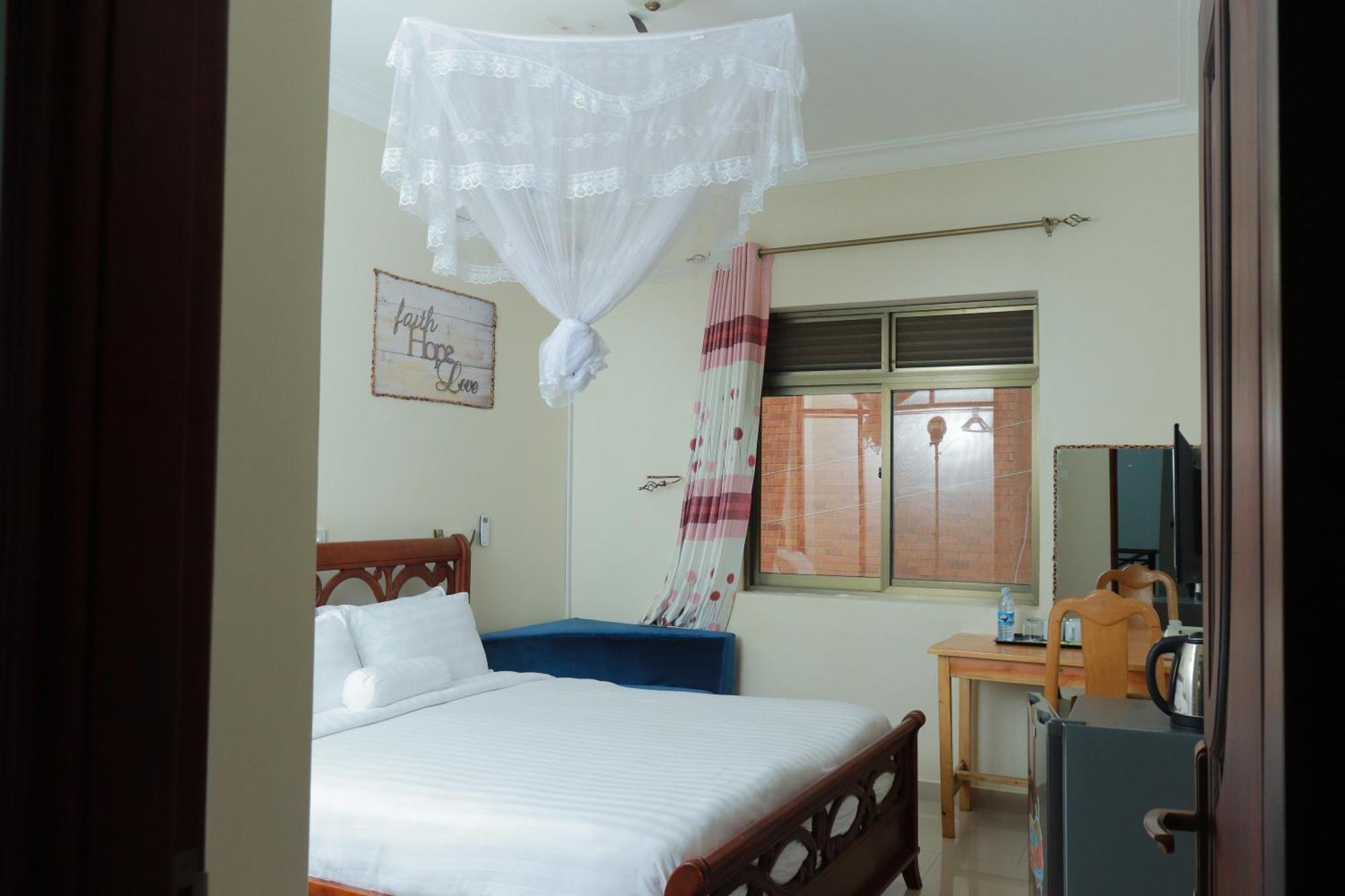 Mowicribs Hotel And Spa Entebbe Exterior photo